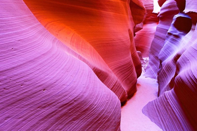 Dinding vertikal canyon ini mampu untuk warna mengubah sinar matahari