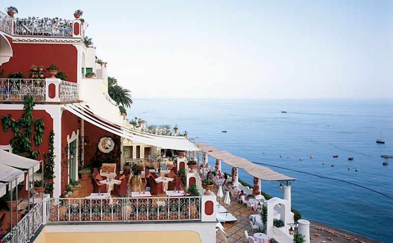 Hotel ini menghadap Teluk Amalfi yang iindah