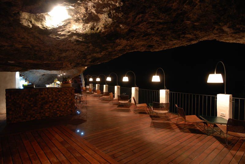 Hotel ini tampil cantik dan unik karena letaknya berada di dalam gua