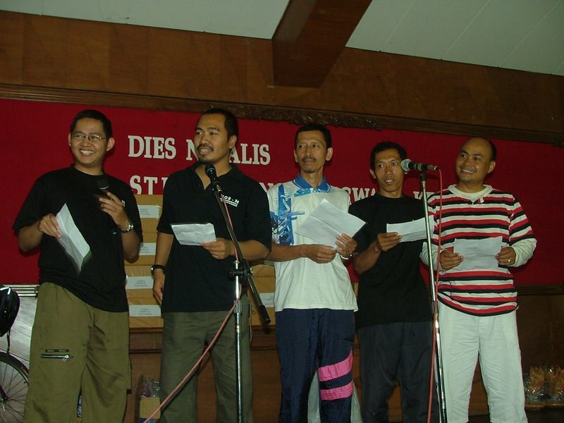 Dosen-dosen karaokean loh