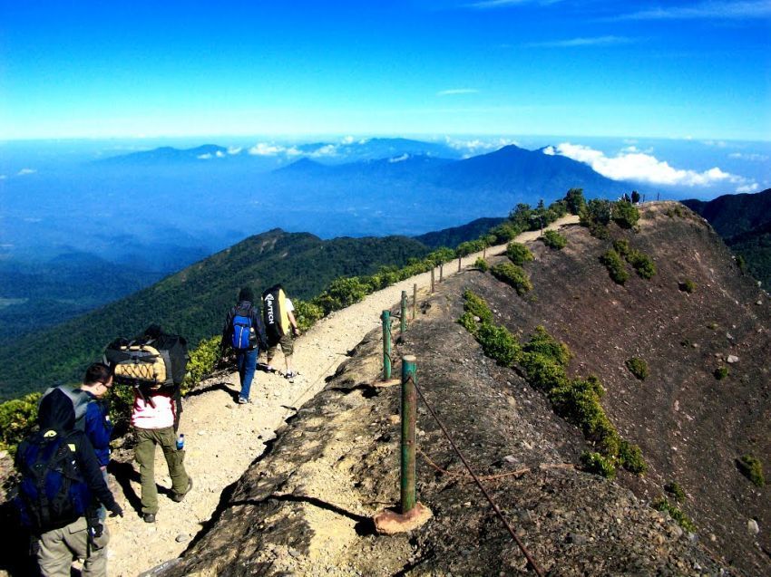 Jalur ke kawah Gunung Gede