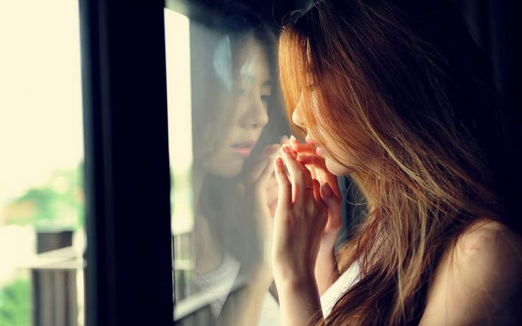 Woman_Girl_Mood_Brunette_Reflection_Glass_Hand_1680x1050