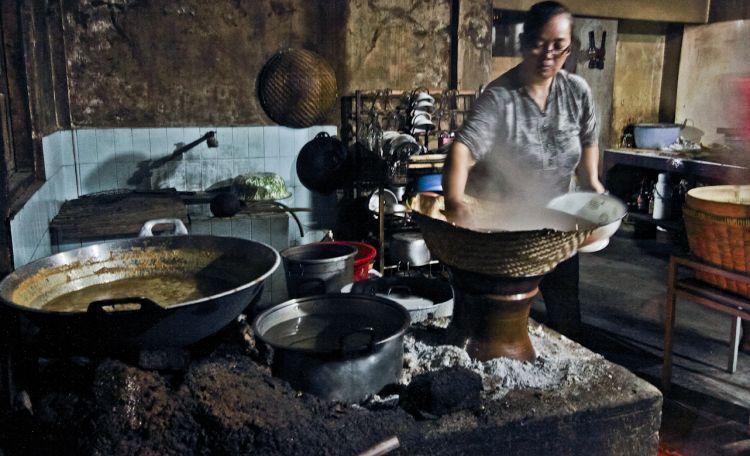 Menanak nasi dengan cara tradisional