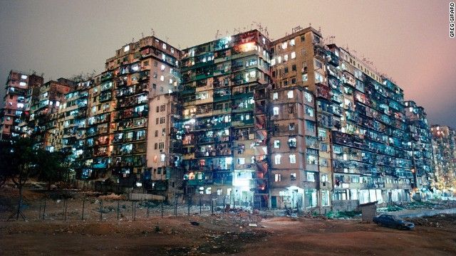 Beginilah keadaan kota Kowloon di malam hari