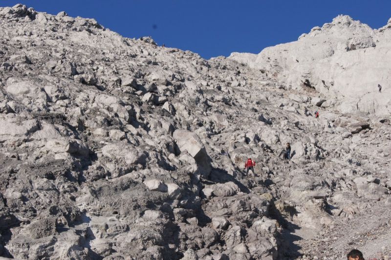 Trek menuju puncak Merapi