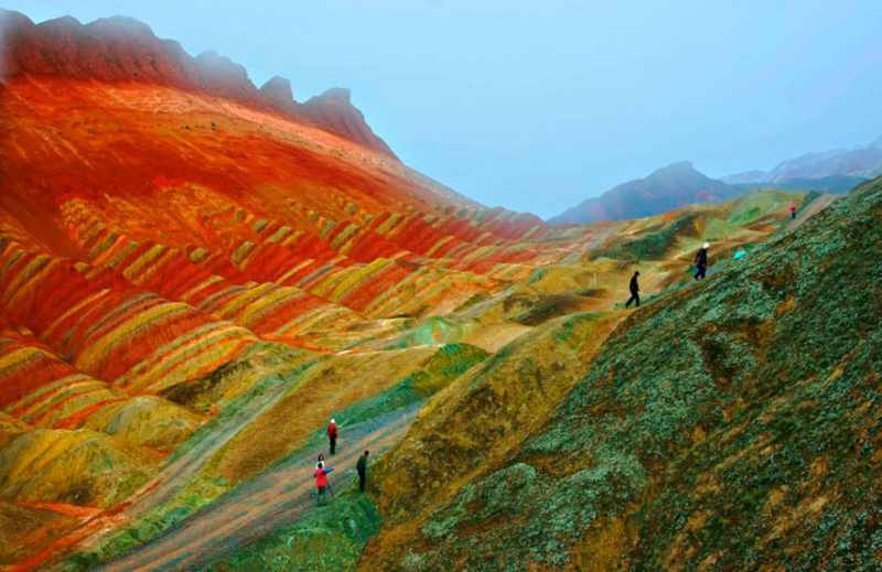 Beberapa pengunjung yang mencoba menikmati Zhangye Danxia