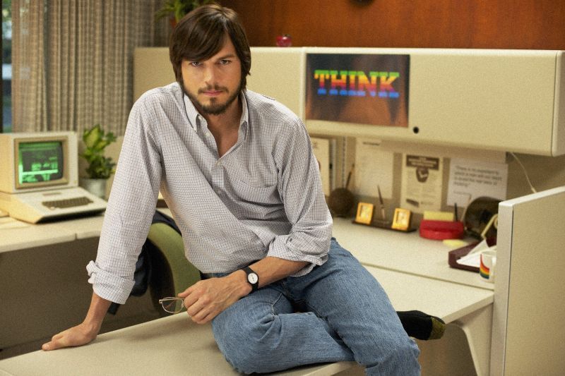 Ashton Kutcher sebagai Steve Jobs dalam film 'Jobs' (2013)