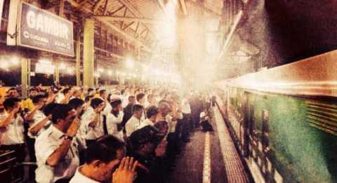 Para pegawai PT. KAI melepas kereta yang mengangkut jenazah masinis Darman Prasetyo dari Jakarta ke kampung halamannya di Purworejo. (Foto: Haritsah Al Mudatsir / Jawa Pos)