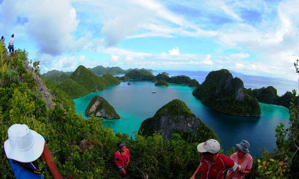 Mendaki bukit karst