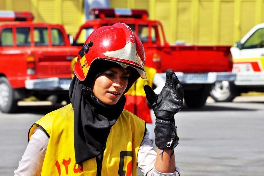 Terpaksa pasang helm