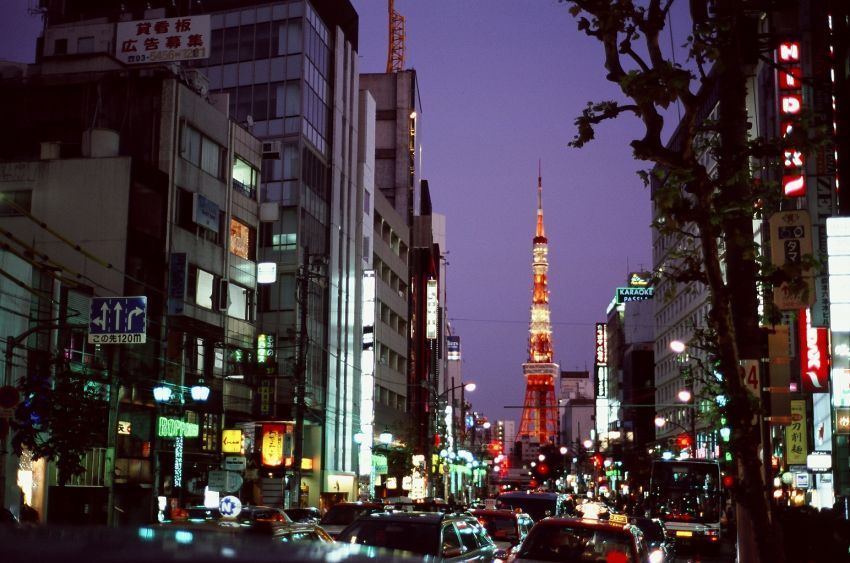 Tokyo Tower dari sudut jalan