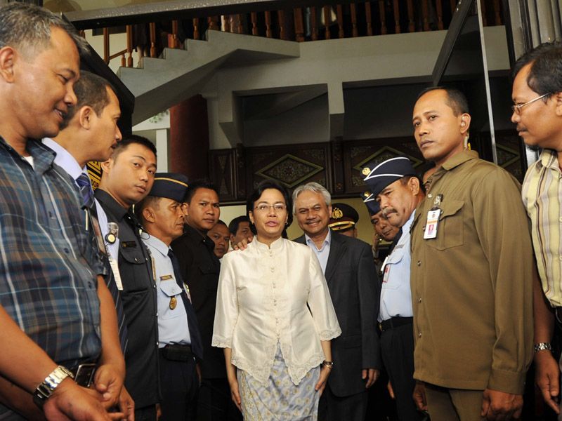 Tony Sumarto (belakang Sri Mulyani) dan SMI