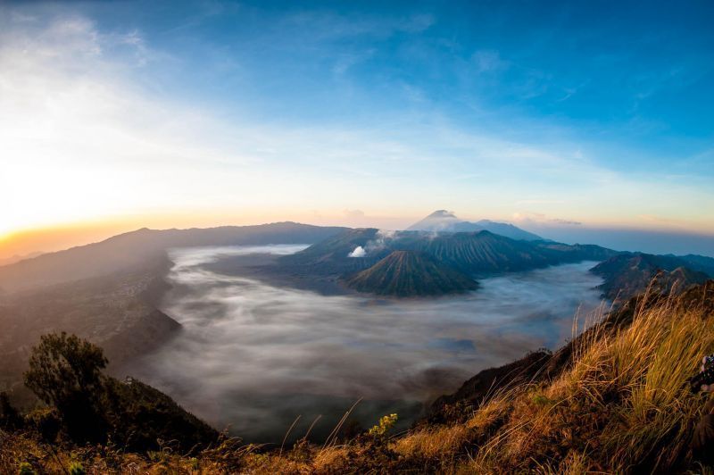 Awan dan gunung Bromo