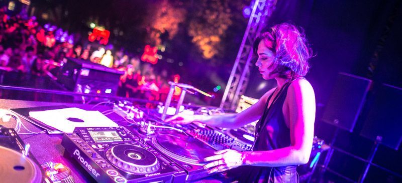 Aksi DJ wanita di Djakarta Warehouse Project