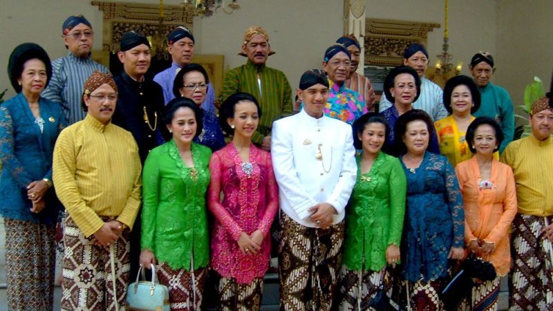 Kencan di rumah dan ada keluarga yang mengawasi