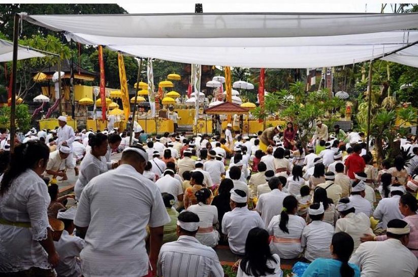 Umat Hindu di Bali Memperingati Hari Raya Saraswati