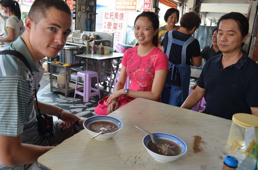 Makan bisa jadi ajang berinteraksi dengan warga lokal