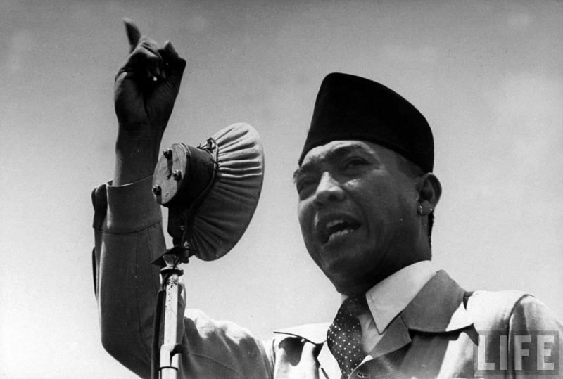 aku tak sudi minta suaka ke negri orang (soekarno)