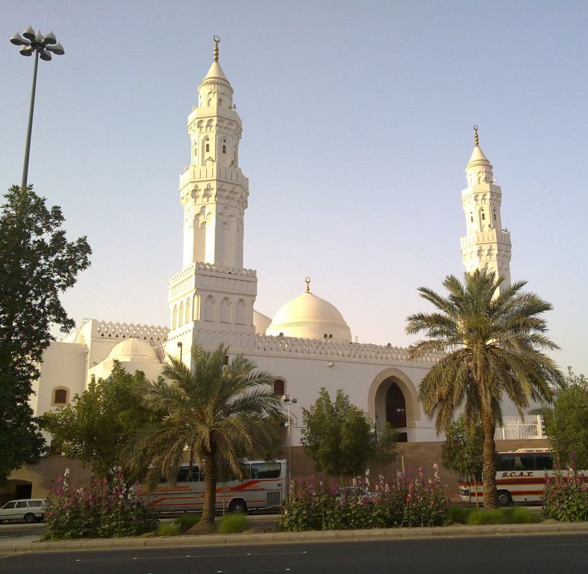 Pintu masuk masjid Qiblatain