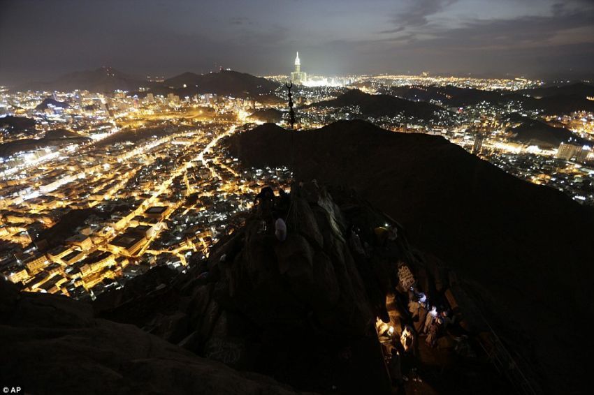 Gua Hira di waktu malam