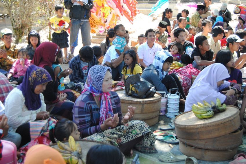 Warga melakukan kenduri setelah bersih-bersih makam