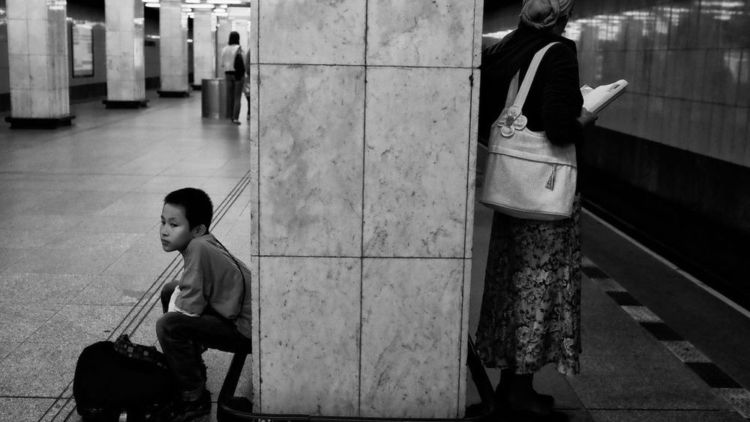 Sepanjang Stasiun-Stasiun Metro: Sebuah Catatan Perjalanan