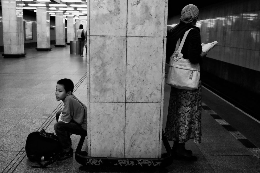 Sepanjang Stasiun-Stasiun Metro: Sebuah Catatan Perjalanan