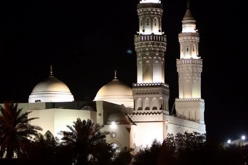 Masjid Qiblatain di malam hari