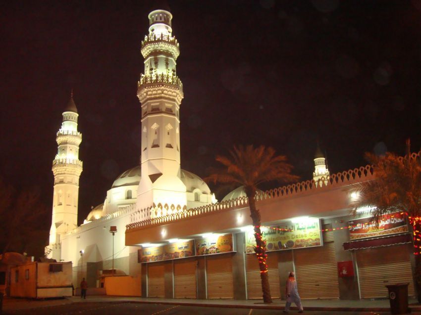 masjid Quba di kala malam