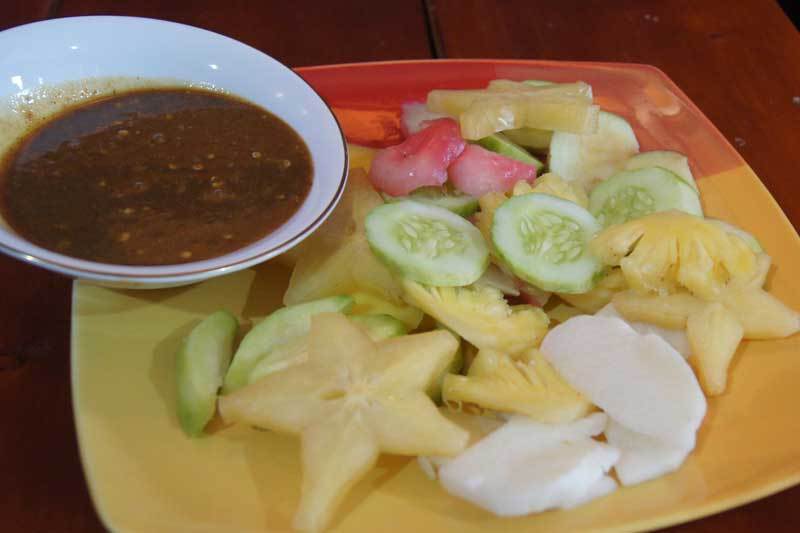 Daripada kasih salam tempel mending bikin rujak bareng