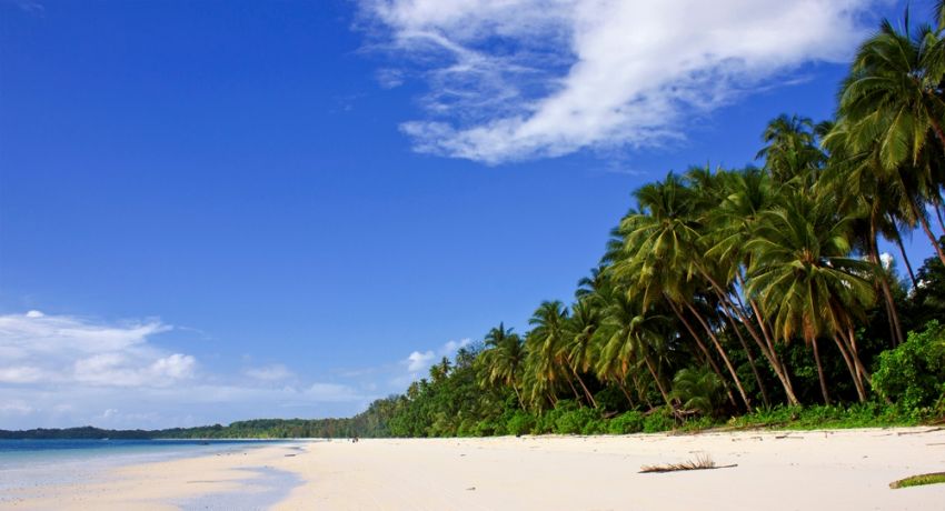 Pantai Ngubloat, Maluku. Pantai paling se-Asia