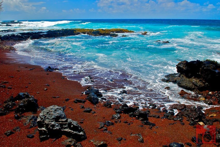 Pantai pasir merah di Santorini, Yunani