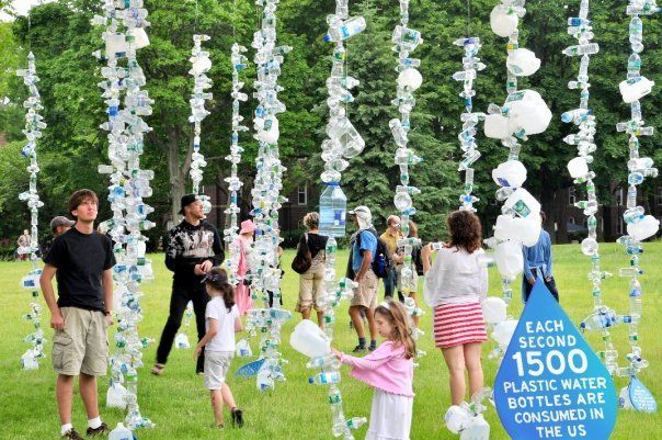 Seni Instalasi oleh MSLK Design, menggantung 1.500 botol plastik, jumlah yang dikonsumsi manusia tiap detiknya.