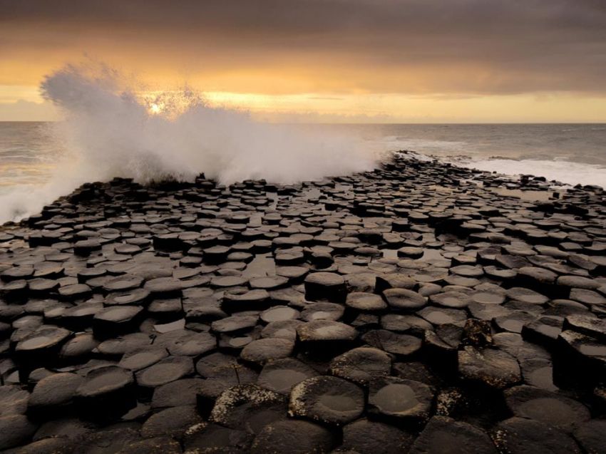 pantai ini memiliki tepian tumpukan bebatuan