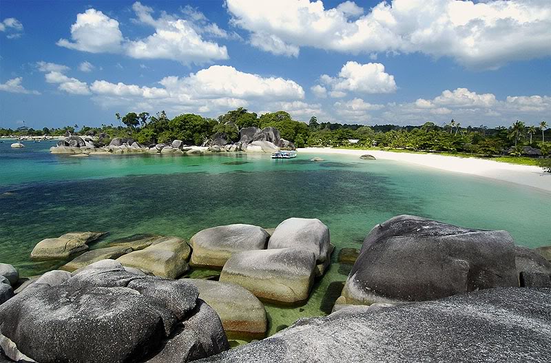 Pantai ini mulai banyak dikenal berkat film Laskar Pelangi