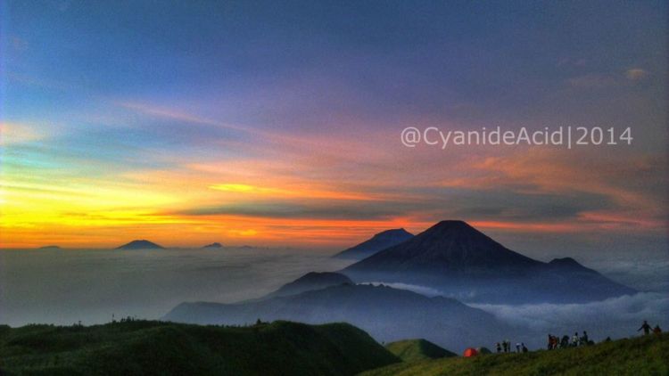 Menyapa Fajar di Gunung Prau