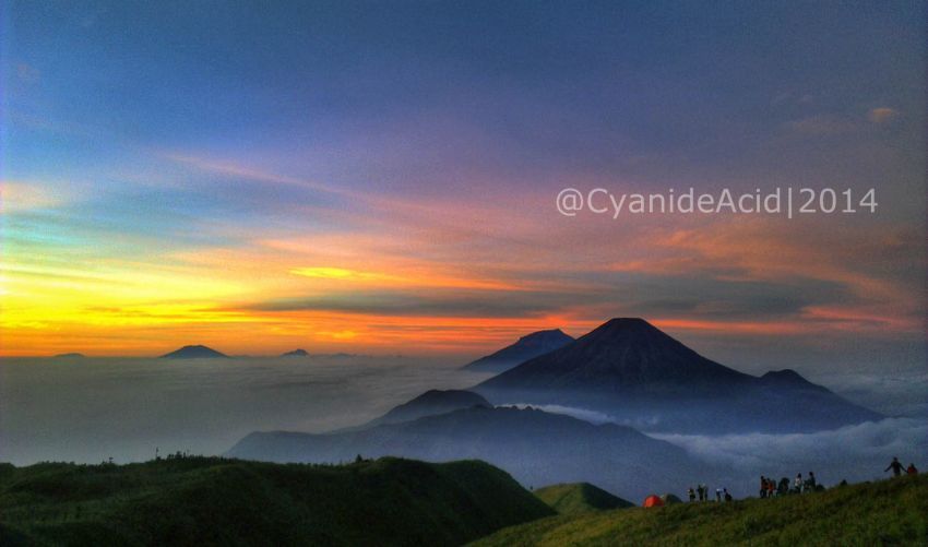 Menyapa Fajar di Puncak Prau (Foto: Paulus Risang)