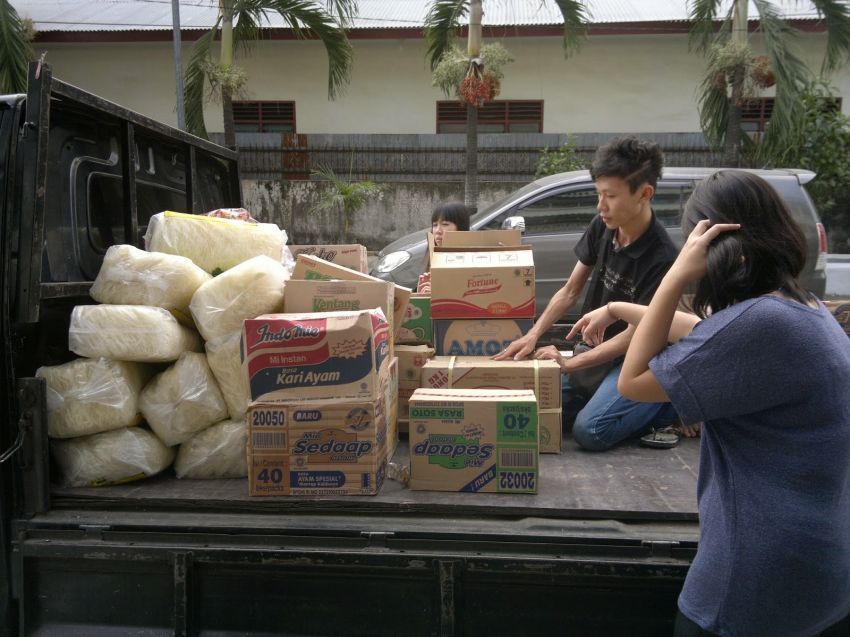 Bantuanmu masih belum seberapa dibanding hal yang sudah dilakukan orang lain