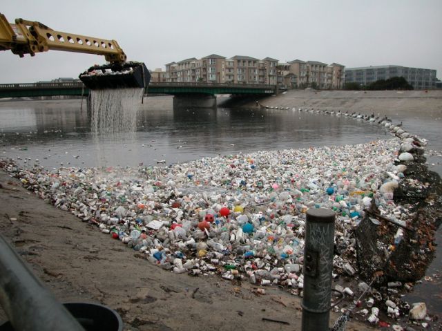 Sampah plastik di sungai Los Angeles.