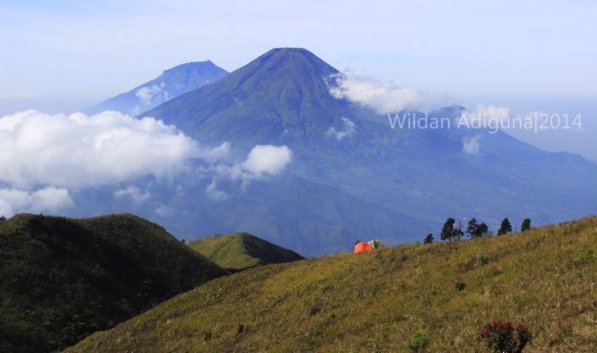 Gunung Sindoro-Sumbing tampak dekat. (Foto: Wildan Adiguna)