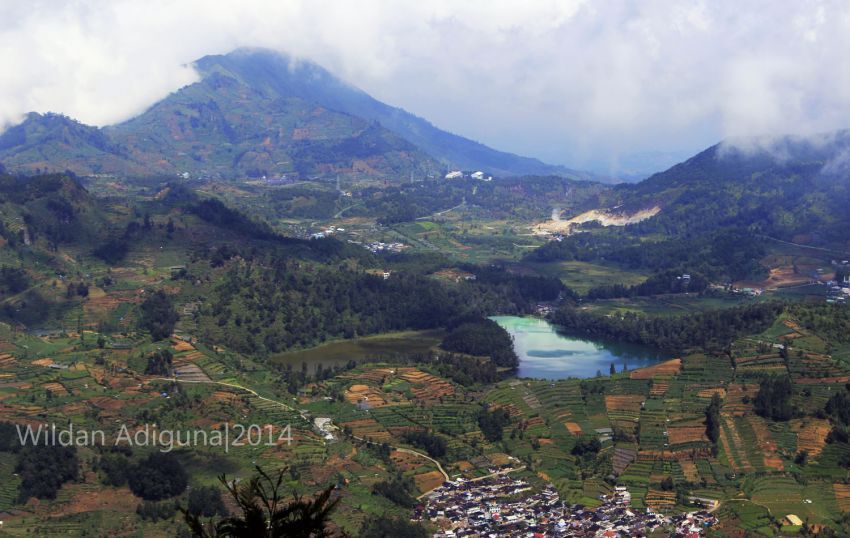 Telaga Warna dari kejauhan (Foto: Wildan Adiguna)