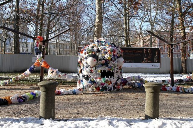 Monster ini dibuat dari 40.000 kantong plastik bekas dan 7.500 gelas plastik bekas.