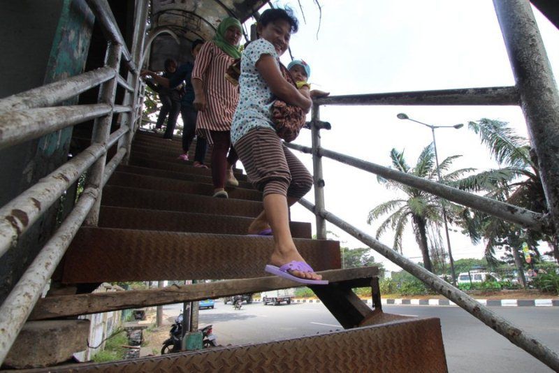 Jembatan penyeberangan Orang masih banyak yang rusak