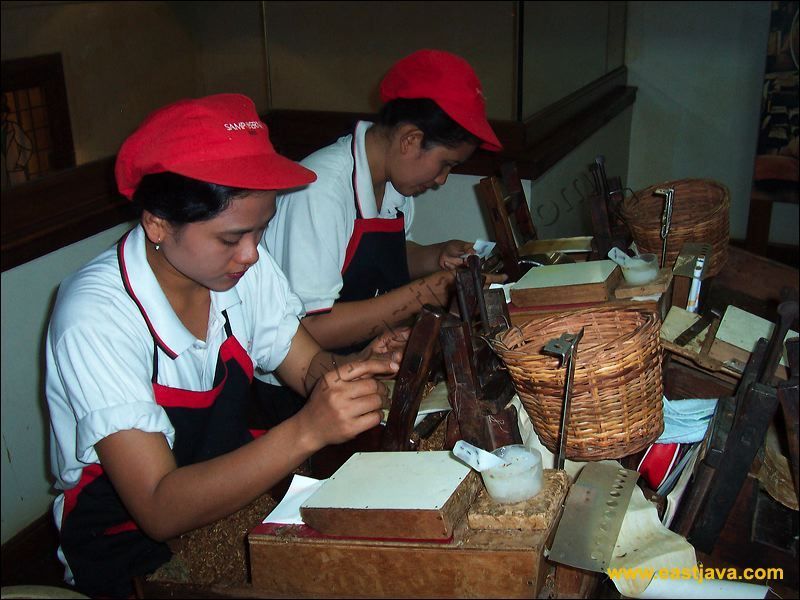 Bisa melihat rokok kretek yang dibuat dengan tangan