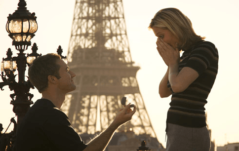 Lamar kekasihmu di depan menara Eiffel