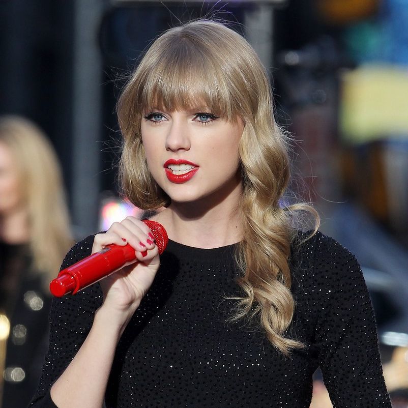 Lipstick Merah Taylor Swift