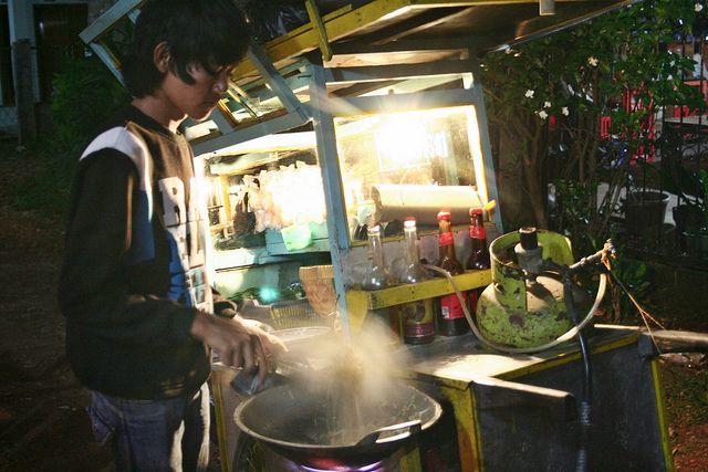 Atraksi masak tukang nasi goreng keliling