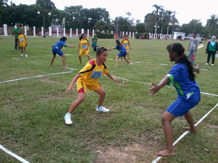 Bermain gobak sodor di lapangan sekolah