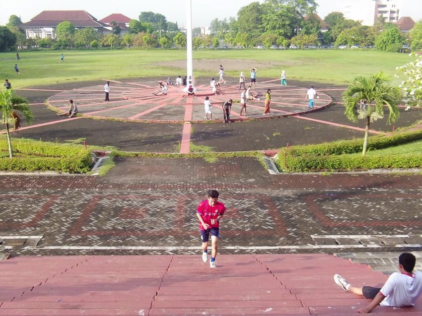 Nikmati olahraga sore di area kampus