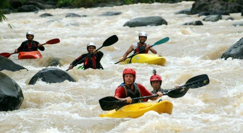 Kayaking menaklukkan jeram